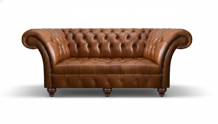 Brązowa sofa Chesterfield z trzema siedzeniami z nowoczesną tapicerką.