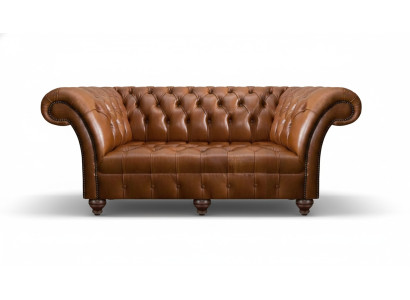 Brązowa sofa Chesterfield z trzema siedzeniami z nowoczesną tapicerką.
