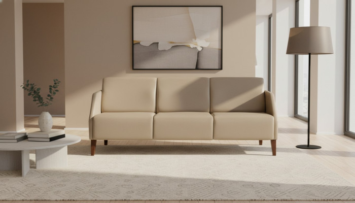Beżowa sofa w salonie, dwuosobowa, tapicerowana, nowoczesna kanapa z tkaniny, dwuosobowa.