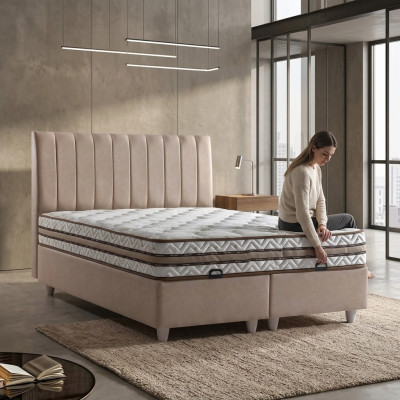 Łóżko z beżowego materiału z eleganckim materacem