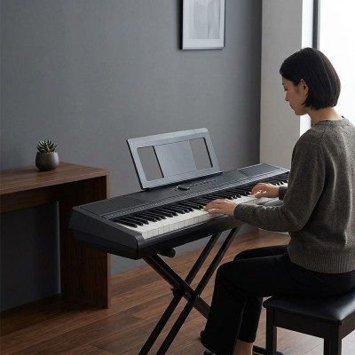 Wygodny pianino cyfrowe: 88 klawiszy, rytmy, Bluetooth – idealne dla muzyków