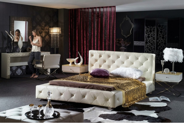 Eleganckie łóżko designerskie, łóżko z tapicerowanym skórzanym zagłówkiem Chesterfield, nowe łóżko małżeńskie.