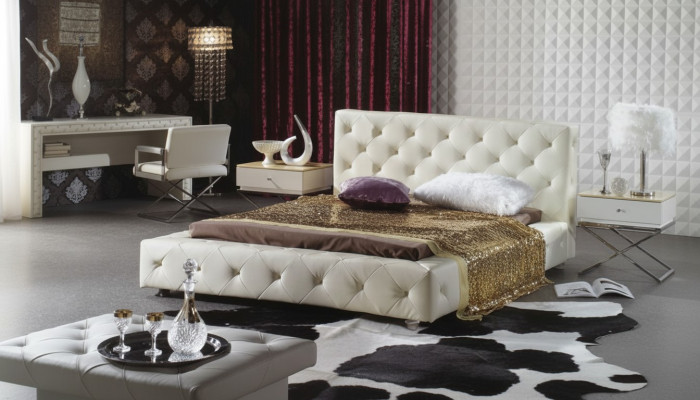 Eleganckie łóżko designerskie, łóżko z tapicerowanym skórzanym zagłówkiem Chesterfield, nowe łóżko małżeńskie.