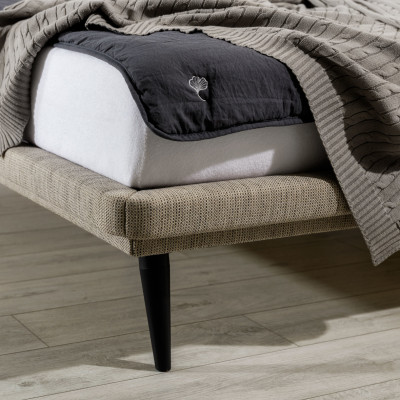 Elegancki zestaw sypialniany z designerską podwójną łóżkiem szafą nocnymi