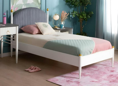 Weißes Holzbett im eleganten Design