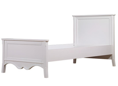 Weißes Holzbett im eleganten Design